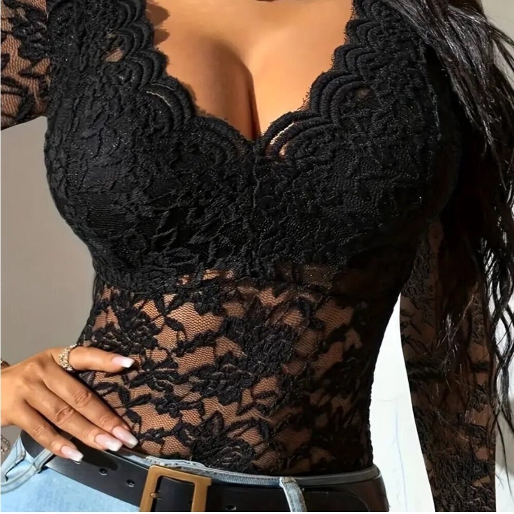 Elegant Lace V-neck Stitching Top